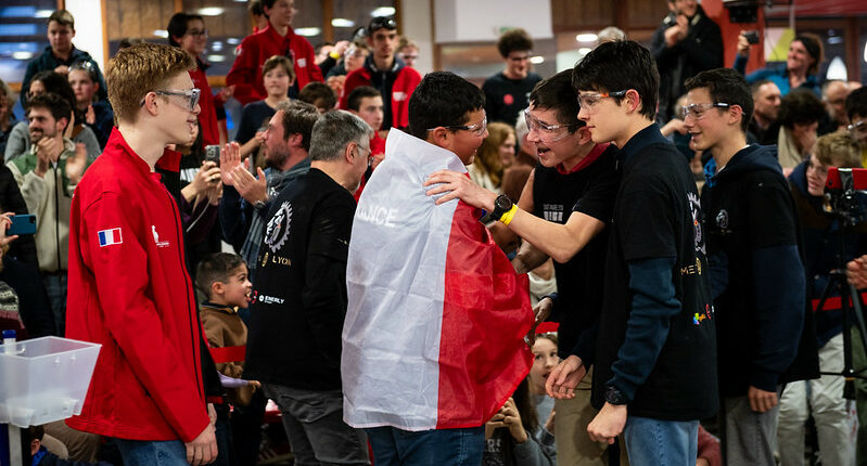 Nos collégiens remportent la première place au concours de robotique FIRST !